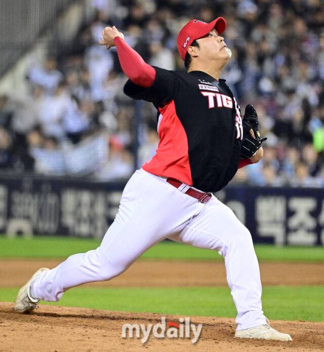 2026년 4월 17일 오후 서울 잠실구장에서 열린 '2026 신한 SOL KBO리그' KIA 타이거즈와 두산 베어스의 경기. KIA 조상우가 7회말 1사 2.3루서 구원등판해 역투하고 있다./잠실=유진형 기자 zolong@mydaily.co.kr