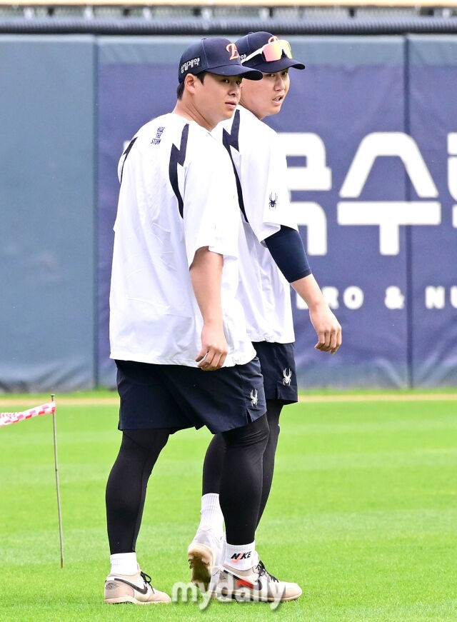 2026년 4월 21일 오후 서울 잠실구장에서 열린 '2026 신한 SOL KBO리그' 한화 이글스와 LG 트윈스의 경기1군에 복귀한 한화 노시환이 훈련을 위해 그라운드로 나서고 있다./잠실-유진형 기자