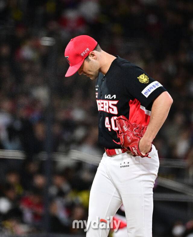 2026년 4월 22일 오후 경기도 수원KT위즈파크에서 열린 '2026 신한 SOL KBO리그' KIA 타이거즈와 KT 위즈의 경기. KIA 선발투수 네일이 5이닝 2실점 투구를 한 뒤 아쉬워하고 있다./수원=유진형 기자 zolong@mydaily.co.kr