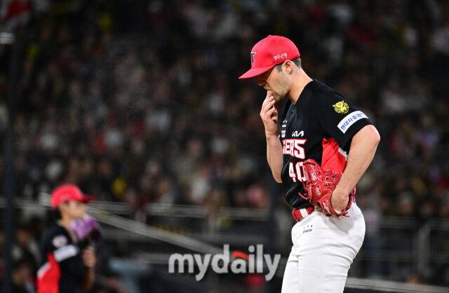 2026년 4월 22일 오후 경기도 수원KT위즈파크에서 열린 '2026 신한 SOL KBO리그' KIA 타이거즈와 KT 위즈의 경기. KIA 선발투수 네일이 5이닝 2실점 투구를 한 뒤 아쉬워하고 있다./수원=유진형 기자 zolong@mydaily.co.kr