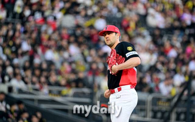 2026년 4월 22일 오후 경기도 수원KT위즈파크에서 열린 '2026 신한 SOL KBO리그' KIA 타이거즈와 KT 위즈의 경기. KIA 선발투수 네일이 KT 더그아웃을 보고 있다./수원=유진형 기자 zolong@mydaily.co.kr