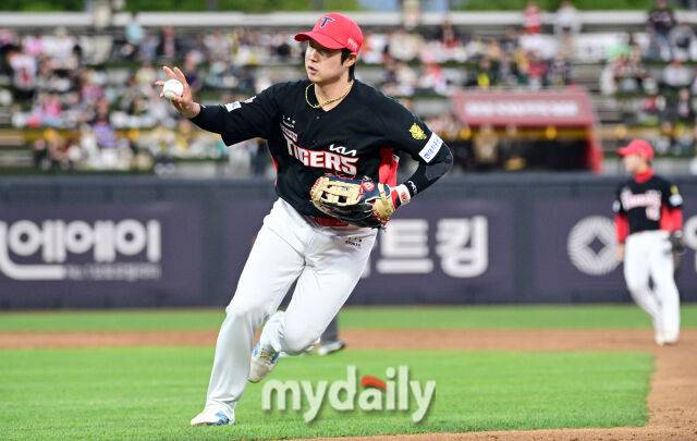 2026년 4월 22일 오후 경기도 수원KT위즈파크에서 열린 '2026 신한 SOL KBO리그' KIA 타이거즈와 KT 위즈의 경기. KIA 1루수 이호연이 2회말 1사 1.2루서 KT 한승택의 타구를 처리하고 있다./수원=유진형 기자 zolong@mydaily.co.kr