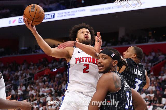 올랜도 수비를 따돌리고 슛하는 커닝햄(왼쪽). /게티이미지코리아