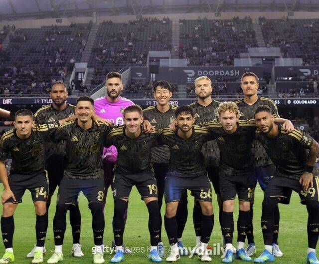 LAFC 선수단이 23일 미국 LA에서 열린 콜로라도와의 2026시즌 MLS 9라운드에 앞서 사진 촬영을 하고 있다./게티이미지코리아