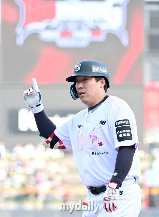 2026년 4월 11일 오후 경기도 수원KT위즈파크에서 열린 '2026 신한 SOL KBO리그' 두산 베어스와 KT 위즈의 경기. KT 김현수가 3회말 무사 1루서 안타를 친 뒤 기뻐하고 있다./마이데일리