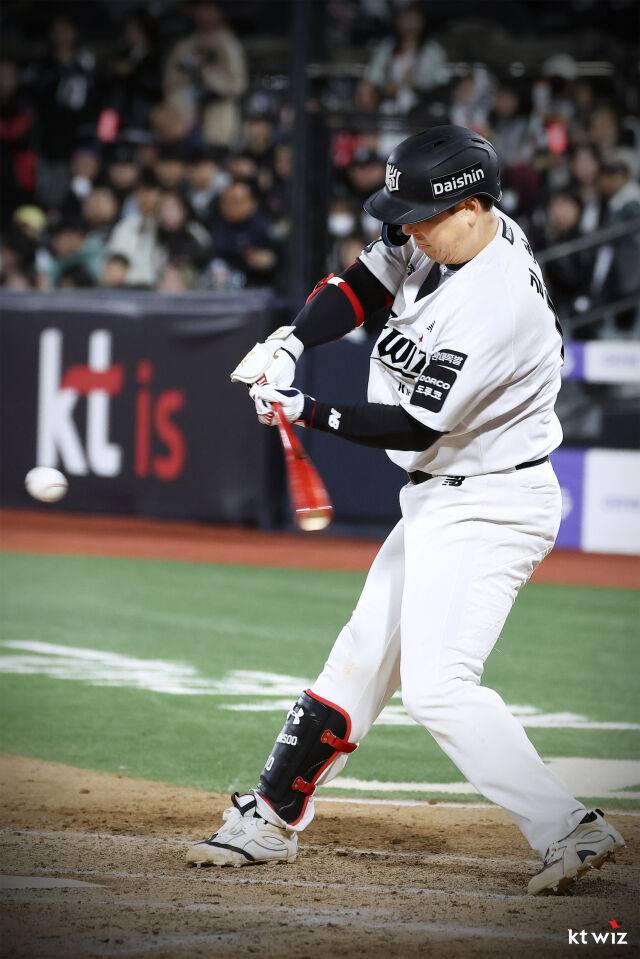 김현수가 22일 수원 KIA 타이거즈전 안타를 치고 있다./KT 위즈 제공