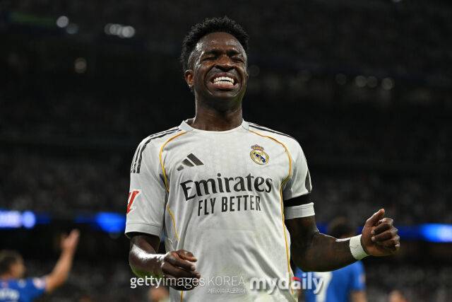 영국 '스포츠바이블'은 비니시우스가 플로렌티노 페레스 회장을 밀치고 지나가며 이적이 가까워졌다고 주장했다. /게티이미지코리아