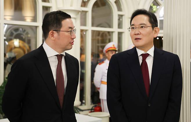 이재용 삼성전자 회장(오른쪽)과 LG그룹 회장이 22일(현지시간) 베트남 하노이 영빈관에서 열린 이재명 대통령 환영 국빈만찬에서 대화하고 있다. [연합]