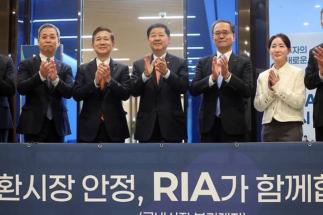 지난 3일 서울 영등포구 NH투자증권 본사에서 열린 국내시장 복귀계좌(RIA) 출시기념 현장방문 행사에서 구윤철 부총리 겸 재정경제부 장관 등 참석자들이 기념촬영을 하고 있다. [연합]