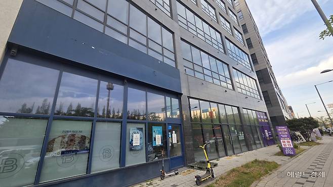 삼성전자 평택캠퍼스 사거리 앞 파리바게트는 2025년 휴점 이후 2년간 공실로 남겨져있었다. 박지영 기자.