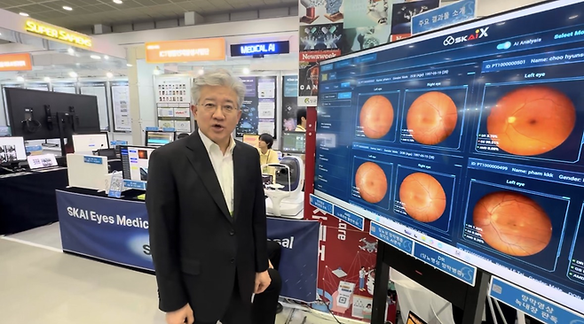 스카이엑스 대표 추현승 교수(성균관대학교 소프트웨어융합대학)가 국가연구개발우수성과 100선에 선정된 SKAI Eyes 안저영상 진단AI 소프트웨어를 설명하고 있다. [성균관대학교 제공]