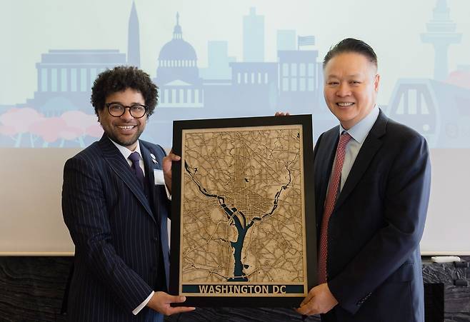 폴 B. 밥슨(Paul B. Bobson) 메트로폴리탄 워싱턴 공항청 항공 비즈니스 개발 부사장(좌)과 유명섭 에어프레미아 대표(우)가 양 기관 간 협력을 기념하는 선물 증정식에서 기념 촬영을 하고 있다.