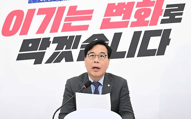 송언석 국민의힘 원내대표가 22일 오후 서울 여의도 국회에서 열린 기자간담회에서 모두발언하고 있다. 이상섭 기자