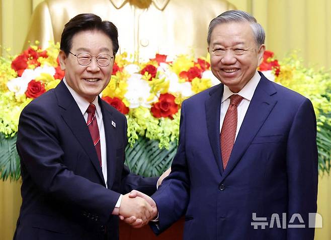 [하노이=뉴시스] 고범준 기자 = 이재명 대통령과 또 럼 베트남 당 서기장 겸 국가주석이 22일(현지 시간) 하노이 주석궁에서 한-베트남 공동언론발표 마친 뒤 악수하고 있다. 2026.04.22. bjko@newsis.com