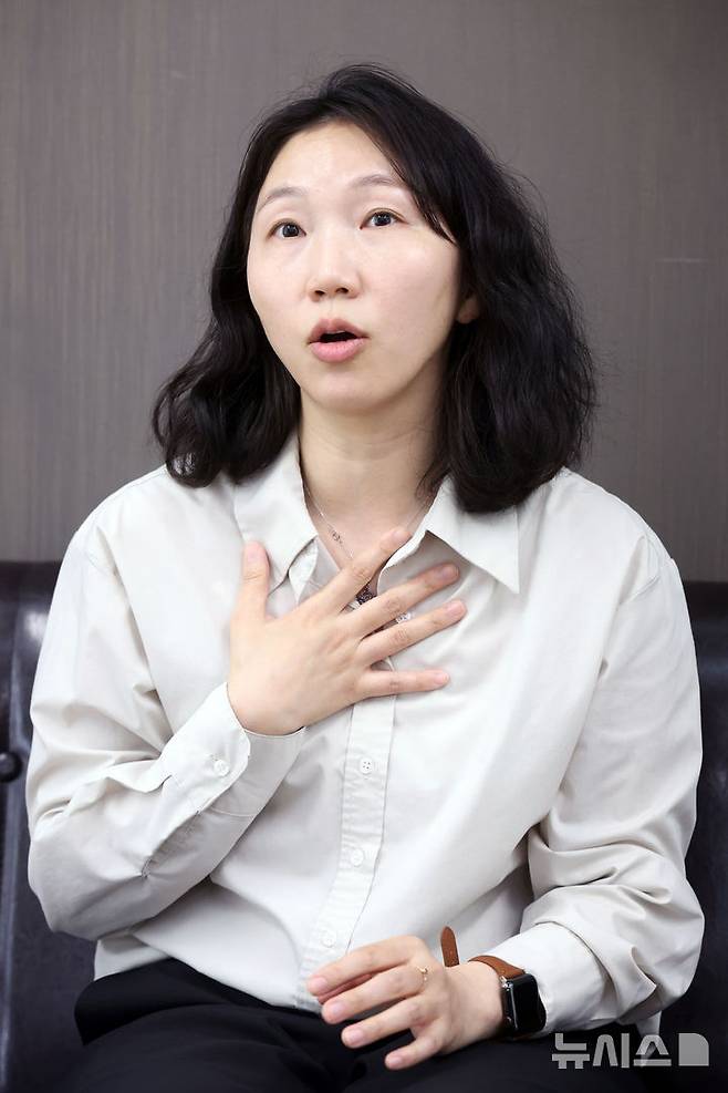 [서울=뉴시스] 박진희 기자 = 이현영 국립국어원 학예연구사가 지난 17일 서울 종로구 한 카페에서 인터뷰 하고 있다. 이현영 학예연구사는 최근 국립국어원 국어상담실의 이야기를 담은 '여보세요, 맞춤법 때문에 전화했습니다'를 출간했다. 2026.04.22. pak7130@newsis.com