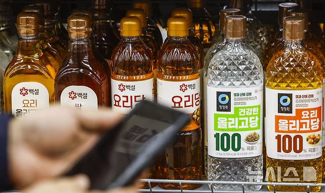 [서울=뉴시스] 정병혁 기자 = 23일 서울시내 대형마트에 전분당 제품인 올리고당 등 전분당 제품이 진열되어 있다.지난 8년에 걸쳐 10조 원대 전분 및 당류(전분당) 가격을 담합한 의혹을 받는 대상·사조CPK·CJ제일제당 등 3개 업체와 각 회사의 대표이사 등 관련자 총 25명이 재판에 넘겨졌다. 서울중앙지검 공정거래조사부(부장검사 나희석)는 대상·사조CPK·CJ제일제당 3개 업체와 각 회사의 대표이사, 전분당협회장 등 총 25명(법인 3곳·개인 22명)을 공정거래법 위반 혐의로 기소했다. '전분당 담합 의혹'은 대상, 사조CPK, 삼양, CJ제일제당 등 4개 업체가 지난 8년에 걸쳐 약 10조원 규모의 가격 담합했다는 내용을 골자로 한다. 2026.04.23. jhope@newsis.com
