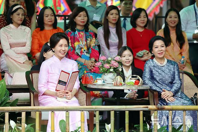 [하노이=뉴시스] 고범준 기자 = 김혜경 여사와 또 럼 베트남 당 서기장 겸 국가주석 부인 응오 프엉 리 여사가 23일(현지 시간) 베트남 하노이 민족학 박물관에서 열린 친교 일정에서 공연 관람을 하고 있다.김 여사가 착용한 옷은 응오 프엉 리 여사가 선물한 베트남 전통 의상 아오자이다. 2026.04.23. bjko@newsis.com