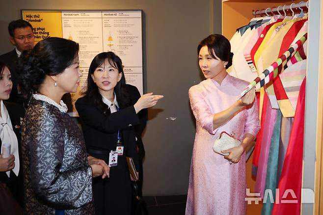 [하노이=뉴시스] 고범준 기자 = 김혜경 여사와 또 럼 베트남 당 서기장 겸 국가주석 부인 응오 프엉 리 여사가 23일(현지 시간) 베트남 하노이 민족학 박물관에서 열린 친교 일정에서 한복 전시품을 관람하고 있다.김 여사가 착용한 옷은 응오 프엉 리 여사가 선물한 베트남 전통 의상 아오자이다. 2026.04.23. bjko@newsis.com