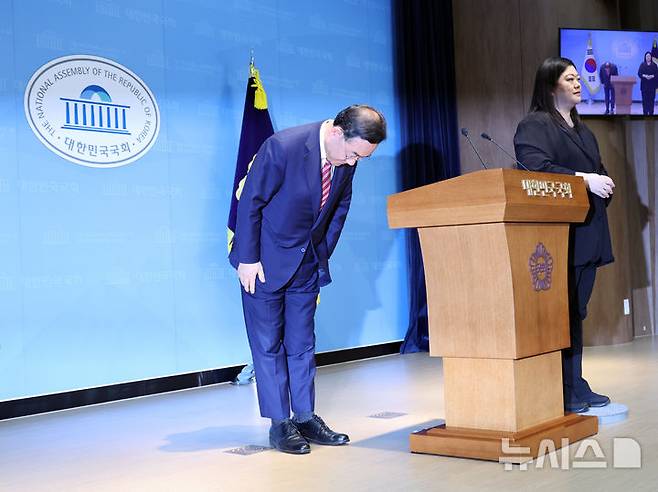 [서울=뉴시스] 김금보 기자 = 주호영 국회 부의장이 23일 오후 서울 여의도 국회 소통관에서 지방선거 대구시장 불출마 뜻을 밝힌 후 인사하고 있다. 2026.04.23. kgb@newsis.com