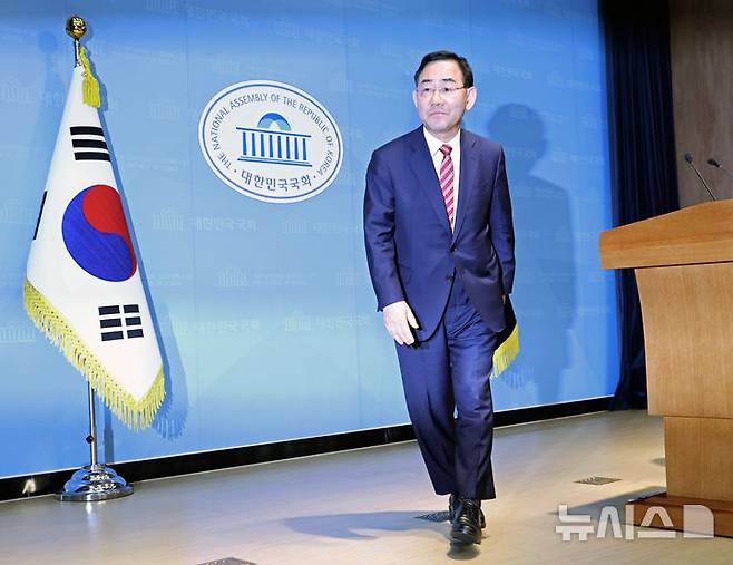 [서울=뉴시스] 김금보 기자 = 주호영 국회 부의장이 23일 오후 서울 여의도 국회 소통관에서 지방선거 대구시장 불출마 뜻을 밝힌 후 퇴장하고 있다. 2026.04.23. kgb@newsis.com