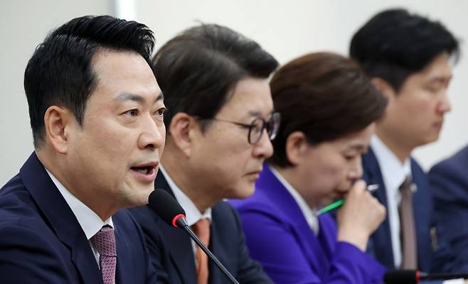 장동혁 대표, 최고위 모두발언 장동혁 대표, 최고위 모두발언     (서울=연합뉴스) 이동해 기자 = 국민의힘 장동혁 대표가 23일 국회에서 열린 최고위원회의에서 모두발언을 하고 있다. 2026.4.23     eastsea@yna.co.kr (끝)   <저작권자(c) 연합뉴스, 무단 전재-재배포, AI 학습 및 활용 금지>