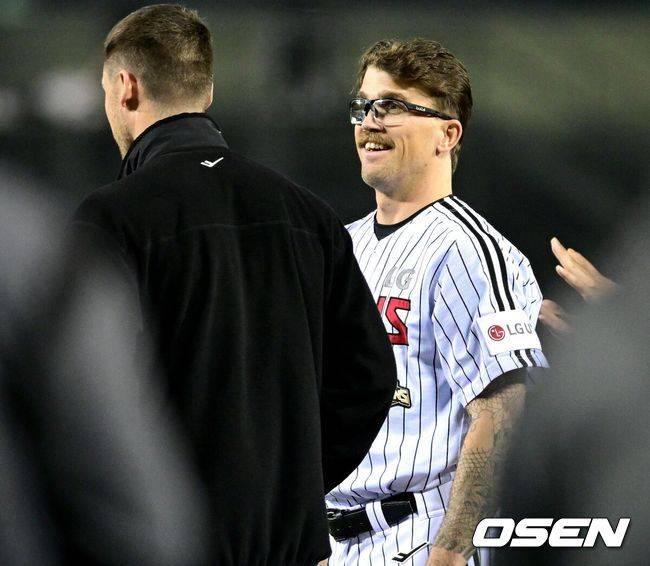 [OSEN=잠실, 최규한 기자] 22일 서울 잠실야구장에서 ‘2026 신한 SOL KBO리그’ LG 트윈스와 한화 이글스의 경기가 열렸다.이날 경기는 LG가 선발 라클란 웰스의 8이닝 무실점 쾌투를 앞세워 3-0으로 승리하며 3연승을 달렸다. 경기를 마치고 LG 승리 투수 라클란 웰스가 팬들에게 인사를 전하며 미소짓고 있다. 2026.04.22 / dreamer@osen.co.kr