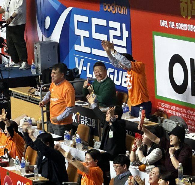 안산 상록수체육관을 찾아 OK 읏맨 프로배구단 선수들을 응원하는 최윤 회장. / OK저축은행