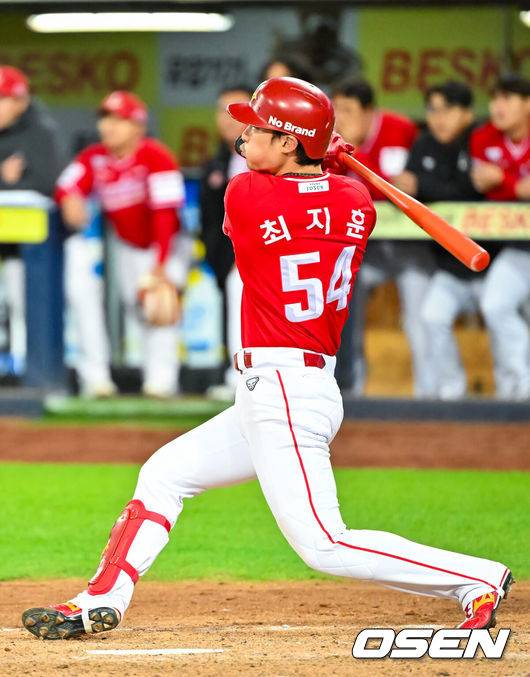 [OSEN=대구, 민경훈 기자] 23일 오후 대구삼성라이온즈파크 ‘2026 신한 SOL Bank KBO리그' 삼성 라이온즈와 SSG 랜더스와 경기가 열렸다.이날 삼성은 오러클린을, SSG는 화이트를 선발투수로 내세웠다.9회초 2사 주자 만루 SSG 최지훈이 우익수 뒤 2타점 적시 2루타를 때리고 있다. 2026.04.23 / rumi@osen.co.kr