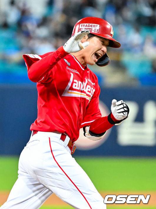 [OSEN=대구, 민경훈 기자] 23일 오후 대구삼성라이온즈파크 ‘2026 신한 SOL Bank KBO리그' 삼성 라이온즈와 SSG 랜더스와 경기가 열렸다.이날 삼성은 오러클린을, SSG는 화이트를 선발투수로 내세웠다.9회초 2사 주자 1,3루 SSG 안상현이 우중월 스리런 홈런을 때린 후 기뻐하고 있다. 2026.04.23 / rumi@osen.co.kr