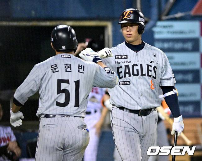 [OSEN=잠실, 최규한 기자] 23일 서울 잠실야구장에서 ‘2026 신한 SOL KBO리그’ LG 트윈스와 한화 이글스의 경기가 열렸다.홈팀 LG는 이정용, 방문팀 한화는 황준서를 선발로 내세웠다. 5회초 2사 주자없는 상황 한화 문현빈이 달아나는 우월 솔로포를 날리고 홈을 밟은 뒤 노시환과 기뻐하고 있다. 2026.04.23 / dreamer@osen.co.kr