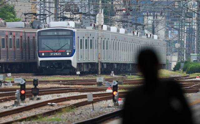 ▲철로로 열차가 지나고 있다. ⓒ연합뉴스