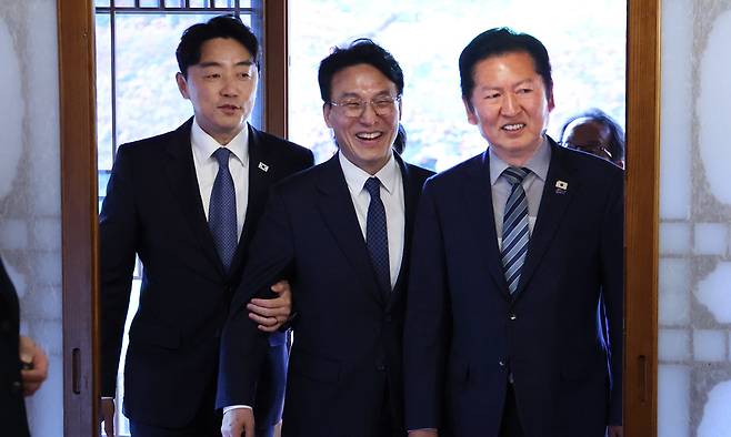 김민석 국무총리가 22일 서울 삼청동 총리공관에서 열린 고위당정협의회에서 더불어민주당 정청래 대표(오른쪽), 강훈식 대통령 비서실장 등 참석자들과 기념촬영을 마친 뒤 회의장으로 입장하고 있다. 연합뉴스