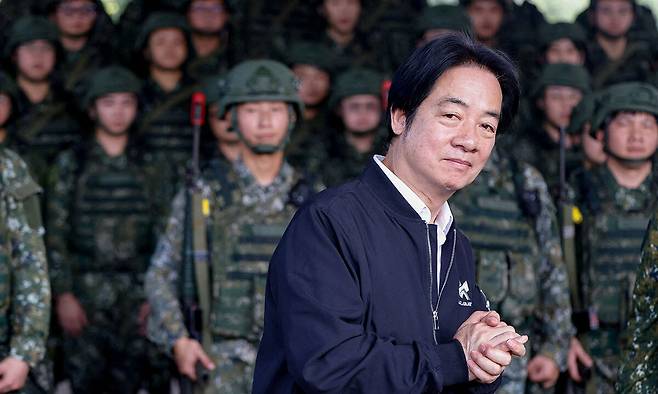 라이칭더 대만 총통이 지난 2025년 12월 대만군 장병들의 드론(무인기) 사용 훈련을 참관한 뒤 연설을 위해 이동하고 있다. 로이터연합뉴스
