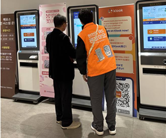 서울시&nbsp;‘디지털 동행파트너’ 활동 모습. 서울시 제공