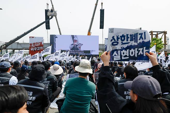 23일 경기 평택시 삼성전자 평택캠퍼스 사무복합동 인근 삼성로에서 최승호 노조위원장이 투쟁사를 하고 있다.