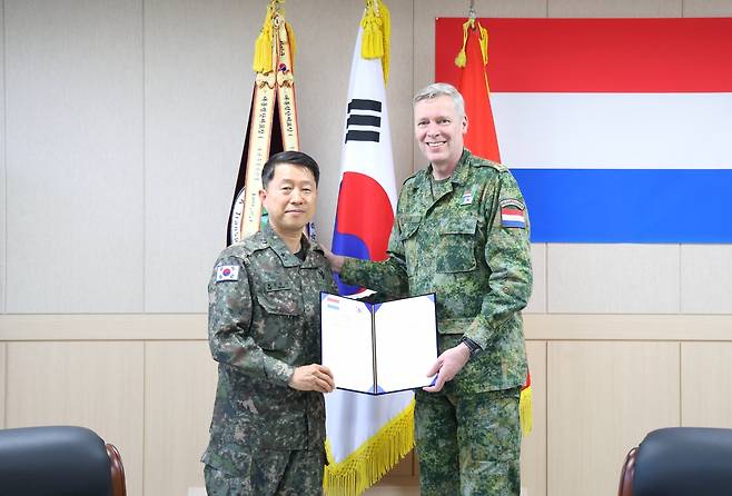 방현석 국군수송사령관(왼쪽)이 지난 22일 국군수송사령부에서 열린 한-네덜란드 군수·수송·지원 분야 협력 의향서(LOI) 체결식에서 얀빌렘 마스 네덜란드 합동지원사령관과 기념사진을 찍고 있다. 주한네덜란드대사관 제공&nbsp;