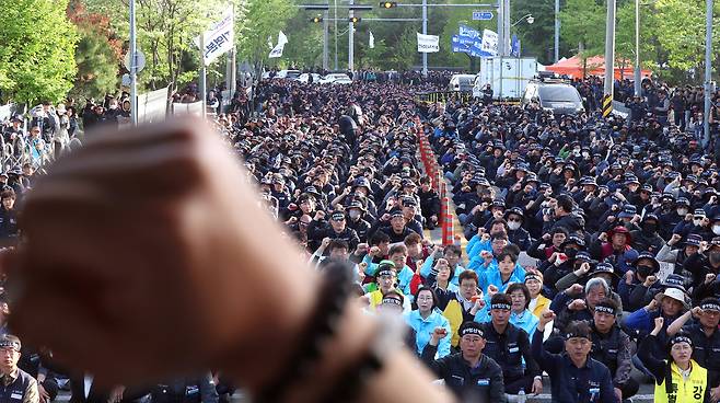 지난 21일 오후 경남 진주시 정촌면 BGF로지스 진주센터 일대 조합원 임시 분향소에서 열린 ‘화물연대 사망 조합원 진상규명 및 책임자 처벌 촉구 결의대회’에서 참석자들이 구호를 외치고 있다. 연합뉴스