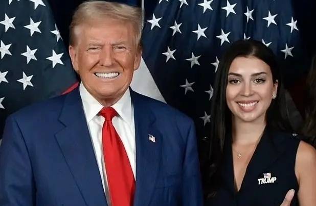 도널드 트럼프 미국 대통령과 줄리아 바르바로 미 국토안보부(DHS) 대테러 담당 부차관보가 함께 포즈를 취하고 있다. 바르바로는 2024년 대선 국면에서 트럼프 대통령의 적극 지지자로 알려졌다. X @drjuliavarvaro 캡처