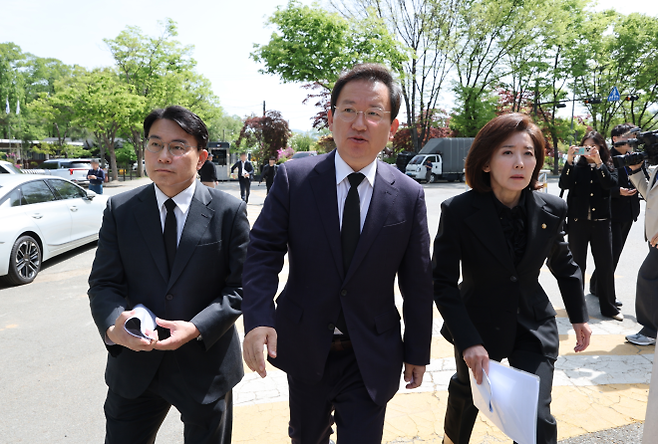 국민의힘 국정조사특위 김형동 간사, 나경원·윤상현 의원이 23일 국가정보원 앞에서 국정원 현장조사 협조 등을 촉구하며 취재진 앞에서 발언한 뒤 이동하고 있다. 연합뉴스