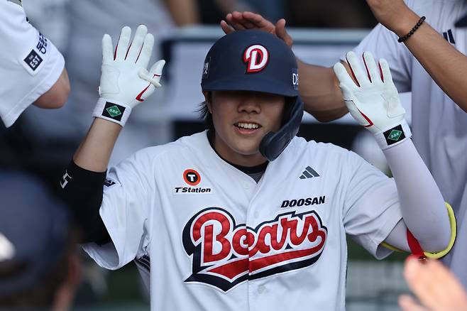 두산 박준순이 19일 잠실 KIA전에서 홈런을 친 뒤 동료들의 축하를 받고 있다. 두산베어스 제공