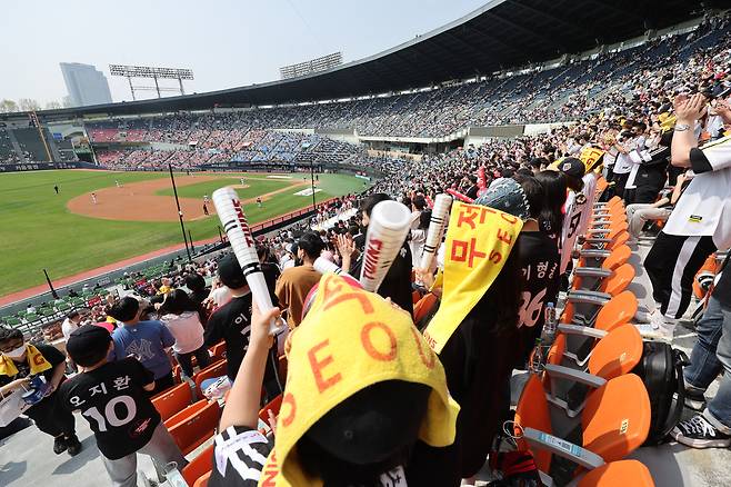 2022년 잠실 LG-두산전이 열리는 가운데 응원 중인 LG팬들. 연합뉴스