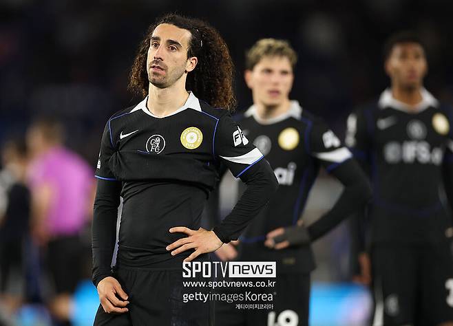 ▲ 첼시는 최근 경기력뿐 아니라 팀 내부 분위기도 어수선하다. 22일 브라이턴전을 앞두고 주축 미드필더인 콜 파머, 주앙 페드루의 결장 소식이 외부로 유출됐다. 유출 경로가 기가 차다. 해당 정보는 첼시 주전 수비수 마크 쿠쿠렐라(아래 사진)의 이발사를 통해 SNS에 퍼진 것으로 확인됐다. 이번 시즌 들어 3번째로 발생한 팀 내부 정보 유출이다. 경기력 저하와 함께 조직 기강 문제까지 수면 위로 떠올랐다.