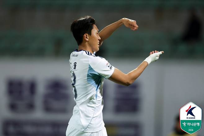 울산 HD 허율이 22일 안양종합운동장에서 열린 FC안양전에서 골을 터뜨린 뒤 골 세리머니를 하고 있다. /사진=한국프로축구연맹 제공