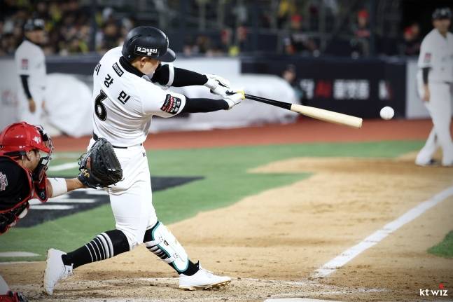 KT 이강민이 22일 수원 KIA전 7회말 2사 만루에서 좌전 2타점 적시타를 치고 있다. /사진=KT 위즈 제공
