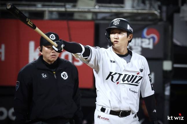 KT 김민혁이 21일 수원 KT전 연장 11회말 1사에서 우월 솔로포를 쳤다. /사진=KT 위즈 제공