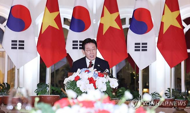 국빈 방문 환영 만찬, 건배사 하는 이재명 대통령 (하노이=연합뉴스) 김도훈 기자 = 이재명 대통령이 22일(현지시간) 베트남 하노이 영빈관에서 열린 또 럼 베트남 공산당 서기장 겸 국가주석 주최 국빈 방문 환영 만찬에서 건배사를 하고 있다. 2026.4.23 superdoo82@yna.co.kr