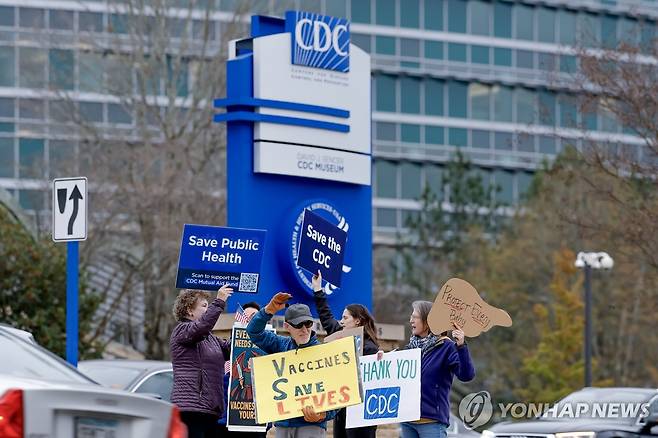 CDC 앞에서 백신 옹호 문구를 든 사람들 [EPA=연합뉴스. 재판매 및 DB 금지]