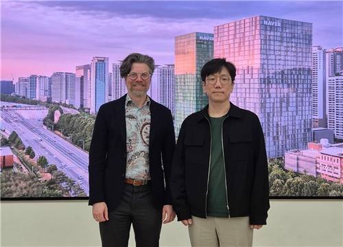 엔비디아·네이버클라우드 회동 (왼쪽부터)브라이언 카탄자로 엔비디아 응용연구 총괄 부사장과 성낙호 네이버클라우드 하이퍼스케일AI 총괄이 기념 사진을 촬영하는 모습. [네이버클라우드 제공. 재판매 및 DB 금지]