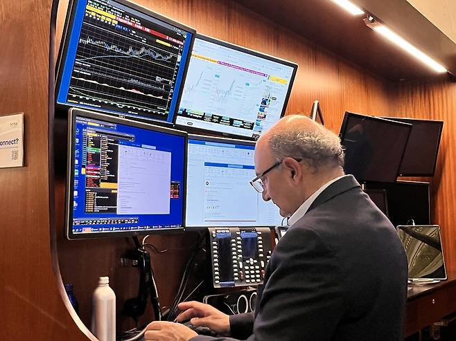 미국 뉴욕증권거래소(NYSE) 트레이더 (뉴욕=연합뉴스) 김연숙 특파원 = 22일(현지시간) 미국 뉴욕증권거래소(NYSE)의 트레이더 2026.4.22 nomad@yna.co.kr