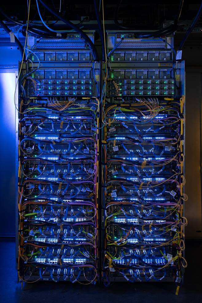 구글의 8세대 'TPU 8i'로 구성한 랙 [구글 제공. 재판매 및 DB 금지]